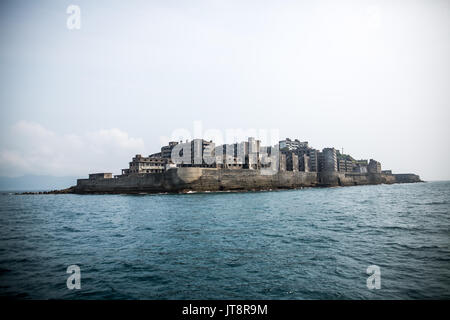 NAGASAKI, JAPAN - 8. AUGUST: hashima Insel, allgemein bekannt als gunkanjima oder 'Battleship Island' im Süden der Präfektur Nagasaki, Japan am 8. August 2017. Die Insel war ein Kohleabbau Werk bis zu seiner Schließung im Jahre 1974 ist ein Symbol für die rasche Industrialisierung Japans, eine Erinnerung an seine dunkle Vergangenheit als Ort der Zwangsarbeit während des Zweiten Weltkrieges. Die Insel ist nun als UNESCO Weltkulturerbe Japan Meiji Industrielle Revolution erkannt. (Foto: Richard Atrero de Guzman/LBA) Stockfoto