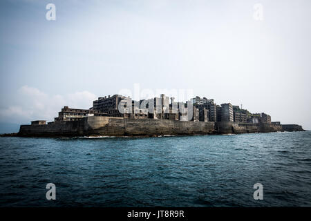 NAGASAKI, JAPAN - 8. AUGUST: hashima Insel, allgemein bekannt als gunkanjima oder 'Battleship Island' im Süden der Präfektur Nagasaki, Japan am 8. August 2017. Die Insel war ein Kohleabbau Werk bis zu seiner Schließung im Jahre 1974 ist ein Symbol für die rasche Industrialisierung Japans, eine Erinnerung an seine dunkle Vergangenheit als Ort der Zwangsarbeit während des Zweiten Weltkrieges. Die Insel ist nun als UNESCO Weltkulturerbe Japan Meiji Industrielle Revolution erkannt. (Foto: Richard Atrero de Guzman/LBA) Stockfoto