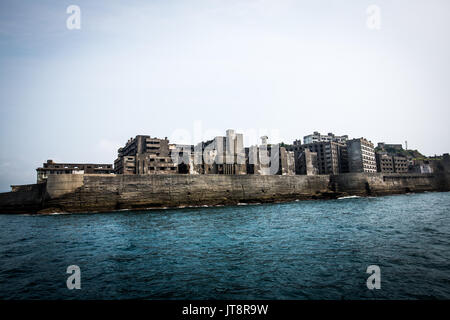 NAGASAKI, JAPAN - 8. AUGUST: hashima Insel, allgemein bekannt als gunkanjima oder 'Battleship Island' im Süden der Präfektur Nagasaki, Japan am 8. August 2017. Die Insel war ein Kohleabbau Werk bis zu seiner Schließung im Jahre 1974 ist ein Symbol für die rasche Industrialisierung Japans, eine Erinnerung an seine dunkle Vergangenheit als Ort der Zwangsarbeit während des Zweiten Weltkrieges. Die Insel ist nun als UNESCO Weltkulturerbe Japan Meiji Industrielle Revolution erkannt. (Foto: Richard Atrero de Guzman/LBA) Stockfoto