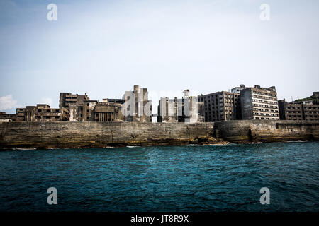 NAGASAKI, JAPAN - 8. AUGUST: hashima Insel, allgemein bekannt als gunkanjima oder 'Battleship Island' im Süden der Präfektur Nagasaki, Japan am 8. August 2017. Die Insel war ein Kohleabbau Werk bis zu seiner Schließung im Jahre 1974 ist ein Symbol für die rasche Industrialisierung Japans, eine Erinnerung an seine dunkle Vergangenheit als Ort der Zwangsarbeit während des Zweiten Weltkrieges. Die Insel ist nun als UNESCO Weltkulturerbe Japan Meiji Industrielle Revolution erkannt. (Foto: Richard Atrero de Guzman/LBA) Stockfoto