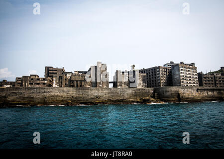 NAGASAKI, JAPAN - 8. AUGUST: hashima Insel, allgemein bekannt als gunkanjima oder 'Battleship Island' im Süden der Präfektur Nagasaki, Japan am 8. August 2017. Die Insel war ein Kohleabbau Werk bis zu seiner Schließung im Jahre 1974 ist ein Symbol für die rasche Industrialisierung Japans, eine Erinnerung an seine dunkle Vergangenheit als Ort der Zwangsarbeit während des Zweiten Weltkrieges. Die Insel ist nun als UNESCO Weltkulturerbe Japan Meiji Industrielle Revolution erkannt. (Foto: Richard Atrero de Guzman/LBA) Stockfoto