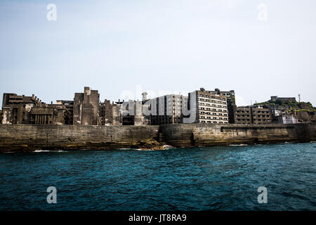 NAGASAKI, JAPAN - 8. AUGUST: hashima Insel, allgemein bekannt als gunkanjima oder 'Battleship Island' im Süden der Präfektur Nagasaki, Japan am 8. August 2017. Die Insel war ein Kohleabbau Werk bis zu seiner Schließung im Jahre 1974 ist ein Symbol für die rasche Industrialisierung Japans, eine Erinnerung an seine dunkle Vergangenheit als Ort der Zwangsarbeit während des Zweiten Weltkrieges. Die Insel ist nun als UNESCO Weltkulturerbe Japan Meiji Industrielle Revolution erkannt. (Foto: Richard Atrero de Guzman/LBA) Stockfoto