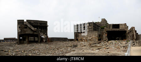 NAGASAKI, JAPAN - 8. AUGUST: Panoramablick im Inneren der Insel Hashima, allgemein bekannt als gunkanjima oder 'Battleship Island' im Süden der Präfektur Nagasaki, Japan am 8. August 2017. Die Insel war ein Kohleabbau Werk bis zu seiner Schließung im Jahre 1974 ist ein Symbol für die rasche Industrialisierung Japans, eine Erinnerung an seine dunkle Vergangenheit als Ort der Zwangsarbeit während des Zweiten Weltkrieges. Die Insel ist nun als UNESCO Weltkulturerbe Japan Meiji Industrielle Revolution erkannt. (Foto: Richard Atrero de Guzman/LBA) Stockfoto