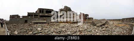NAGASAKI, JAPAN - 8. AUGUST: Panoramablick im Inneren der Insel Hashima, allgemein bekannt als gunkanjima oder 'Battleship Island' im Süden der Präfektur Nagasaki, Japan am 8. August 2017. Die Insel war ein Kohleabbau Werk bis zu seiner Schließung im Jahre 1974 ist ein Symbol für die rasche Industrialisierung Japans, eine Erinnerung an seine dunkle Vergangenheit als Ort der Zwangsarbeit während des Zweiten Weltkrieges. Die Insel ist nun als UNESCO Weltkulturerbe Japan Meiji Industrielle Revolution erkannt. (Foto: Richard Atrero de Guzman/LBA) Stockfoto