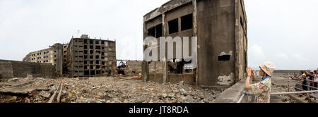 NAGASAKI, JAPAN - 8. AUGUST: Panoramablick im Inneren der Insel Hashima, allgemein bekannt als gunkanjima oder 'Battleship Island' im Süden der Präfektur Nagasaki, Japan am 8. August 2017. Die Insel war ein Kohleabbau Werk bis zu seiner Schließung im Jahre 1974 ist ein Symbol für die rasche Industrialisierung Japans, eine Erinnerung an seine dunkle Vergangenheit als Ort der Zwangsarbeit während des Zweiten Weltkrieges. Die Insel ist nun als UNESCO Weltkulturerbe Japan Meiji Industrielle Revolution erkannt. (Foto: Richard Atrero de Guzman/LBA) Stockfoto