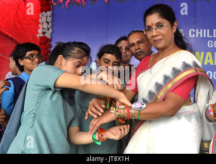 Kolkata, Indien. 07 Aug, 2017. Menschen mit Behinderungen Riegel Rakhi Minister Sashi Panja während Rakshabandhan Festival in Kalkutta. Westbengalen Ministerin für Frauen und Kinder Entwicklung und soziale Wohlfahrt (Unabhängig), Sashi Panja nimmt Teil an Raksha Bandhan Festival mit Menschen mit Behinderungen am 7. August in Kalkutta 2017. Credit: Saikat Paul/Pacific Press/Alamy leben Nachrichten Stockfoto