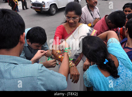 Kolkata, Indien. 07 Aug, 2017. Menschen mit Behinderungen Riegel Rakhi Minister Sashi Panja während Rakshabandhan Festival in Kalkutta. Westbengalen Ministerin für Frauen und Kinder Entwicklung und soziale Wohlfahrt (Unabhängig), Sashi Panja nimmt Teil an Raksha Bandhan Festival mit Menschen mit Behinderungen am 7. August in Kalkutta 2017. Credit: Saikat Paul/Pacific Press/Alamy leben Nachrichten Stockfoto