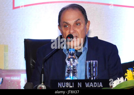 Kolkata, Indien. 07 Aug, 2017. Nusli N Wadia gibt Rede während der Britannia Branchen Hauptversammlung in Kalkutta Ltd. Vorsitzender, Britannia Industries Ltd, Nusli N Wadia und Geschäftsführer, Varun Berry während der 98. ordentlichen Hauptversammlung der Britannia Industries Ltd. in Kalkutta am 7 August 2017. Credit: Saikat Paul/Pacific Press/Alamy leben Nachrichten Stockfoto