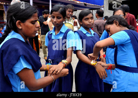 Kolkata, Indien. 07 Aug, 2017. Menschen mit Behinderungen Riegel Rakhi während Rakshabandhan Festival in Kalkutta. Westbengalen Ministerin für Frauen und Kinder Entwicklung und soziale Wohlfahrt (Unabhängig), Sashi Panja nimmt Teil an Raksha Bandhan Festival mit Menschen mit Behinderungen am 7. August in Kalkutta 2017. Credit: Saikat Paul/Pacific Press/Alamy leben Nachrichten Stockfoto