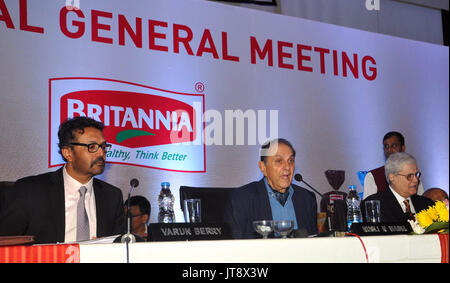 Kolkata, Indien. 07 Aug, 2017. Vorsitzender, Britannia Industries Ltd, Nusli N Wadia (rechts) und Geschäftsführer, Varun Berry (links) Während der 98. ordentlichen Hauptversammlung der Britannia Industries Ltd. in Kalkutta am 7 August 2017. Credit: Saikat Paul/Pacific Press/Alamy leben Nachrichten Stockfoto