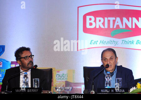 Kolkata, Indien. 07 Aug, 2017. Vorsitzender, Britannia Industries Ltd, Nusli N Wadia (rechts) und Geschäftsführer, Varun Berry (links) Während der 98. ordentlichen Hauptversammlung der Britannia Industries Ltd. in Kalkutta am 7 August 2017. Credit: Saikat Paul/Pacific Press/Alamy leben Nachrichten Stockfoto