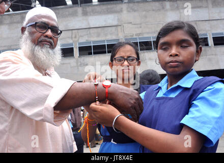 Kolkata, Indien. 07 Aug, 2017. Menschen mit Behinderungen Riegel Rakhi während Rakshabandhan Festival in Kalkutta. Westbengalen Ministerin für Frauen und Kinder Entwicklung und soziale Wohlfahrt (Unabhängig), Sashi Panja nimmt Teil an Raksha Bandhan Festival mit Menschen mit Behinderungen am 7. August in Kalkutta 2017. Credit: Saikat Paul/Pacific Press/Alamy leben Nachrichten Stockfoto