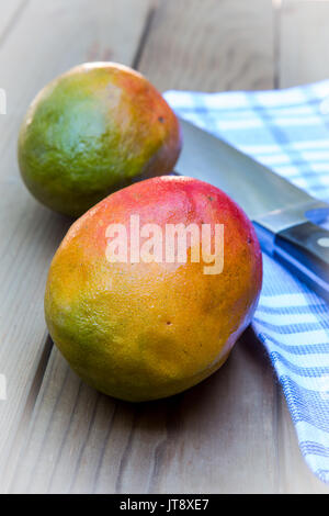 Frische reife raw Mangos auf einem rustikalen Tisch in Südkalifornien Stockfoto
