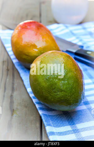 Frische reife raw Mangos auf einem rustikalen Tisch in Südkalifornien Stockfoto