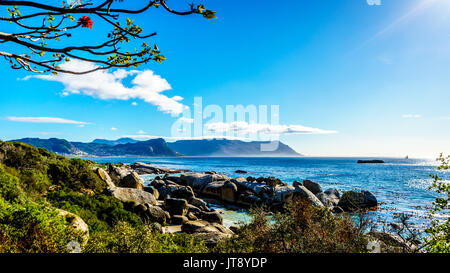 Sonnenstrahlen über den grossen Granitfelsen am Boulders Beach, einem beliebten Naturschutzgebiet und Heimat afrikanische Pinguine, in der Ortschaft Simontown Stockfoto