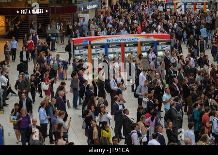 London, Großbritannien. 07 Aug, 2017. Pendler an der Waterloo Station am 7. August 2017 bei der abendlichen Hauptverkehrszeit als Engineering- arbeiten auf der Plattform 1 - 10 weiterhin den ganzen August und erhebliche Störung der Passagiere. Quelle: Andrea Ronchini/Pacific Press/Alamy leben Nachrichten Stockfoto