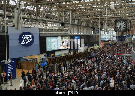 London, Großbritannien. 07 Aug, 2017. Pendler an der Waterloo Station am 7. August 2017 bei der abendlichen Hauptverkehrszeit als Engineering- arbeiten auf der Plattform 1 - 10 weiterhin den ganzen August und erhebliche Störung der Passagiere. Quelle: Andrea Ronchini/Pacific Press/Alamy leben Nachrichten Stockfoto