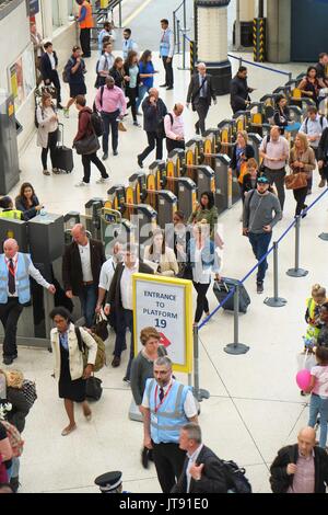 London, Großbritannien. 07 Aug, 2017. Pendler an der Waterloo Station am 7. August 2017 bei der abendlichen Hauptverkehrszeit als Engineering- arbeiten auf der Plattform 1 - 10 weiterhin den ganzen August und erhebliche Störung der Passagiere. Quelle: Andrea Ronchini/Pacific Press/Alamy leben Nachrichten Stockfoto