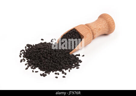 Schwarzkümmel Samen in Holz- Schaufel auf weißem Hintergrund, Nigella sativa Stockfoto