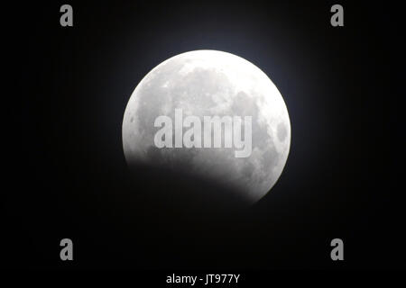 Kolkata, Indien. 07 Aug, 2017. Blick auf partielle Mondfinsternis gesehen. Eine partielle Mondfinsternis tritt auf, wenn nur ein Teil der Mond den Kernschatten eindringt. Credit: Saikat Paul/Pacific Press/Alamy leben Nachrichten Stockfoto