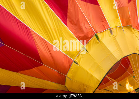 Feuer Kraftstoffe ein Heißluftballon in Gelb, Orange und Rot am Warren County Landwirts fair auf 8/1/17. Stockfoto