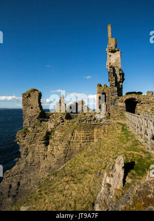 Ruinen von Sinclair Girnigoe Burg auf einer Klippe mit Hintergrund des blauen Ozeans unter blauen Himmel bei Noss Head, in der Nähe der schottischen Thurso Stockfoto