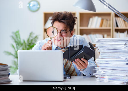 Verrückt auf der Suche nach Fehlern im Bericht auditor Stockfoto