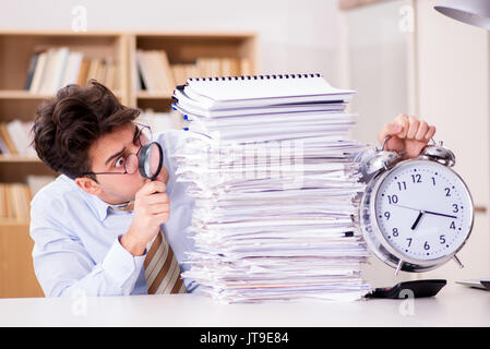 Verrückt auf der Suche nach Fehlern im Bericht auditor Stockfoto