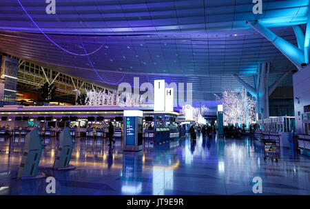 Tokio, Japan - Jan 4, 2016. Check-in-Schaltern einchecken bei der Abreise am Flughafen Haneda in Tokio, Japan. War der primäre Haneda International Airport se Stockfoto