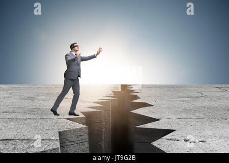 Mit verbundenen Augen Geschäftsmann in Unsicherheit Konzept Stockfoto