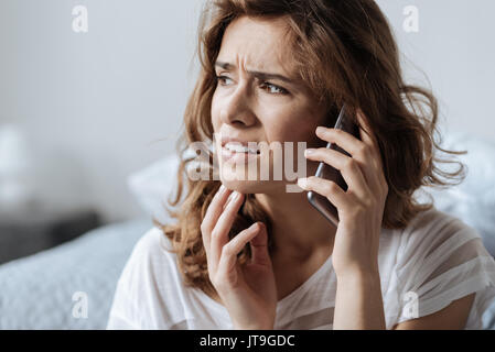 Traurige nachdenkliche Frau ihr Kinn berühren Stockfoto