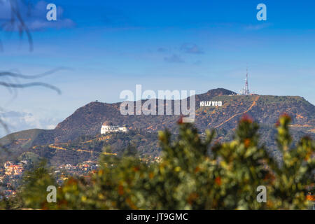 Der Hollywood Sign ist ein Wahrzeichen in den Hollywood Hills Gebiet des Mount Lee in den Santa Monica Mountains. Das Hollywood Zeichen mit Blick auf LA. Stockfoto