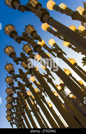 Urban Light ist ein groß angelegtes Assemblage Skulptur von Chris Burden am Wilshire Boulevard Eingang des Los Angeles County Museum für Kunst. Stockfoto