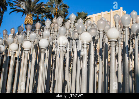 Urban Light ist ein groß angelegtes Assemblage Skulptur von Chris Burden am Wilshire Boulevard Eingang des Los Angeles County Museum für Kunst. Stockfoto