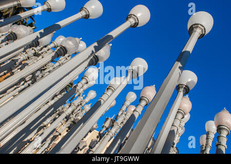 Urban Light ist ein groß angelegtes Assemblage Skulptur von Chris Burden am Wilshire Boulevard Eingang des Los Angeles County Museum für Kunst. Stockfoto