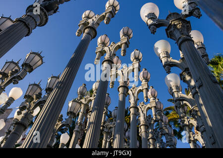 Urban Light ist ein groß angelegtes Assemblage Skulptur von Chris Burden am Wilshire Boulevard Eingang des Los Angeles County Museum für Kunst. Stockfoto