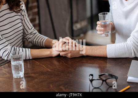 Nahaufnahme der Paare Hände zusammen gehalten werden Stockfoto