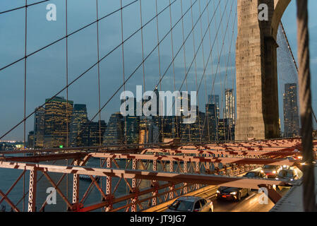 Brooklyn Bridge und Lower Manhattan nach Sonnenuntergang Stockfoto