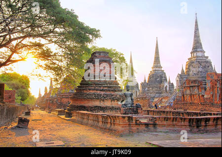 Antike Tempel in Ayutthaya, Thailand. Die zerstörten Tempel auf dem Gelände des alten königlichen Palast der alten Hauptstadt Ayutthaya. Stockfoto