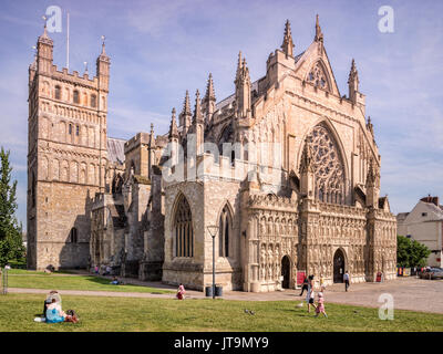 20. Juni 2017: Exeter, Devon, UK - The Cathedral Church of St Peter, Exeter, Devon, der Sitz des Bischof von Exeter, mit Menschen wandern und entspannen Stockfoto