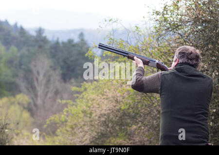 Jäger im Wald während der Jagdsaison vor dem Shooting mit dem Ziel Stockfoto