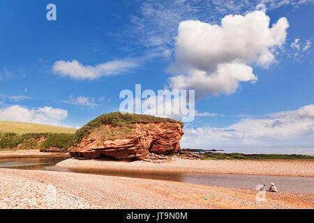 26. Juni 2017: Budleigh Salterton, East Devon, England, UK - Der Strand und Klippen unter einer spektakulären Blue Sky, mit herrlichen weißen Wolken. Stockfoto