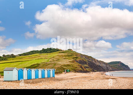 30. Juni 2017: Charmouth, Dorset, England, UK - der Strand im Sommer, beliebt bei fossilen Jäger. Stockfoto