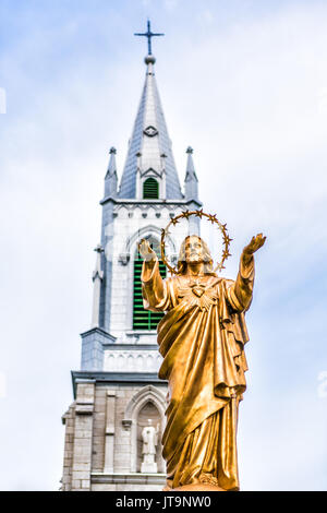 Batiscan, Kanada - 29. Mai 2017: Gemeinde von Saint Francois Xavier de Batiscan in der kleinen Stadt am Chemin du Roy mit Nahaufnahme des gold Jesus Christus Statue Stockfoto