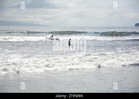 Ein paar Surfer auf Pacheedaht Strand, auf einem nativen finden mit dem gleichen Namen, in der Nähe von Port Renfrew, Vancouver Island, British Columbia, Kanada. Stockfoto