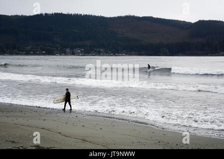 Ein paar Surfer auf Pacheedaht Strand, auf einem nativen finden mit dem gleichen Namen, in der Nähe von Port Renfrew, Vancouver Island, British Columbia, Kanada. Stockfoto