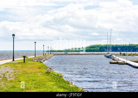 Portneuf, Kanada - 29. Mai 2017: Boote am Hafen Pier in Saint-Laurent oder Heiliges Lawrence Fluß Stockfoto