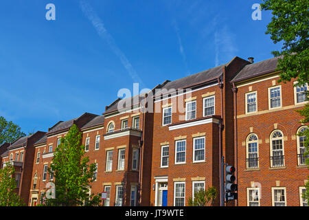 Historische Stadthäuser aus rotem Backstein im Stadtteil Georgetown in Washington DC, USA. Historische städtische Architektur des US-Kapitals im Frühjahr. Stockfoto