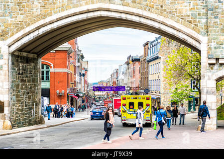 Quebec Stadt, Kanada - 29. Mai 2017: Saint John's Gate Festung Eingang zur Altstadt, die Straße mit Autos und Passanten Stockfoto