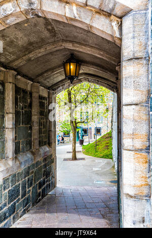 Quebec City, Kanada - 29. Mai 2017: Saint John's Gate Festung Eingang zur Altstadt Straße closeup Stockfoto